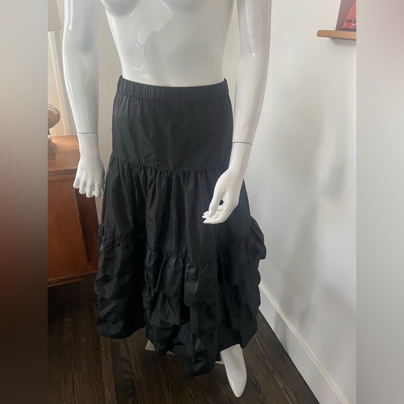 Signature Dresses & Skirts - Signature Black Maxi tiered Skirt
Satin taffeta fabric
